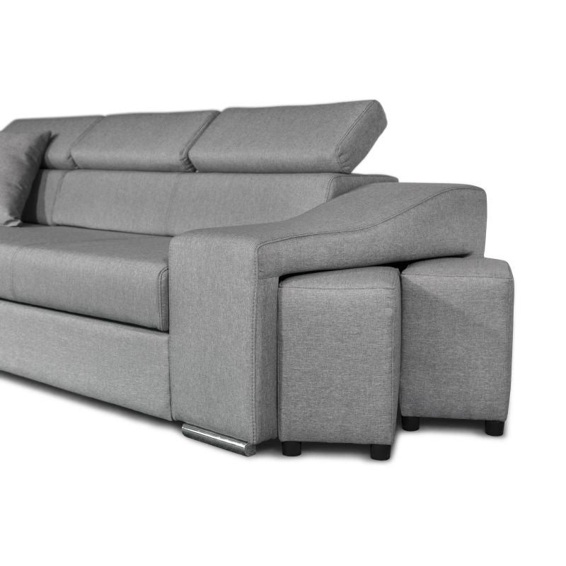 FERRO - Canapé d'angle réversible, convertible avec coffre et 2 poufs en tissu - Gris - Niche à droite (vue de face)