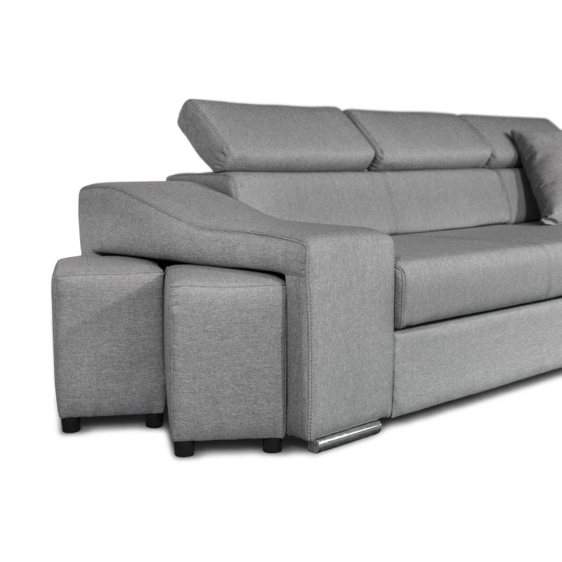 FERRO - Canapé d'angle réversible, convertible avec coffre et 2 poufs en tissu - Gris - Niche à gauche (vue de face)